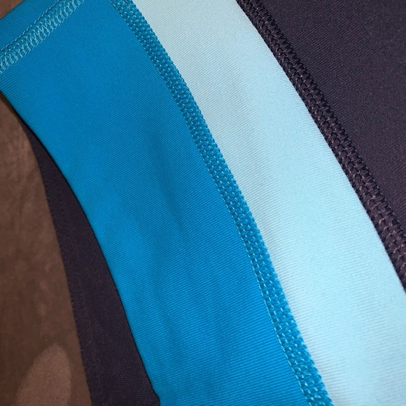 ***RARE** Lululemon crops Blue NWOT - Picture 3 of 4